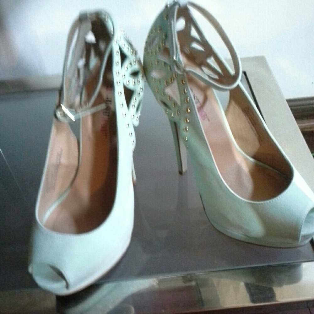 Shoes - Picture 2 of 3